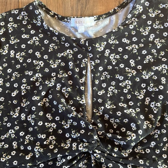 Daisy Keyhole Soft Summer Tee - Picture 4 of 9